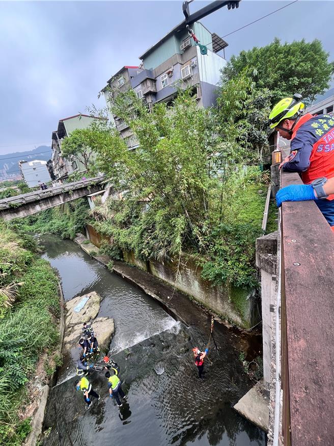 新店分局 員警發現和美分局鍾姓警員已陳屍溪中。（民眾提供）
