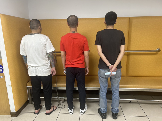 警方获报后，在新庄区汽车旅馆查获徐嫌、彭嫌及被害人游男。（图／警方提供）