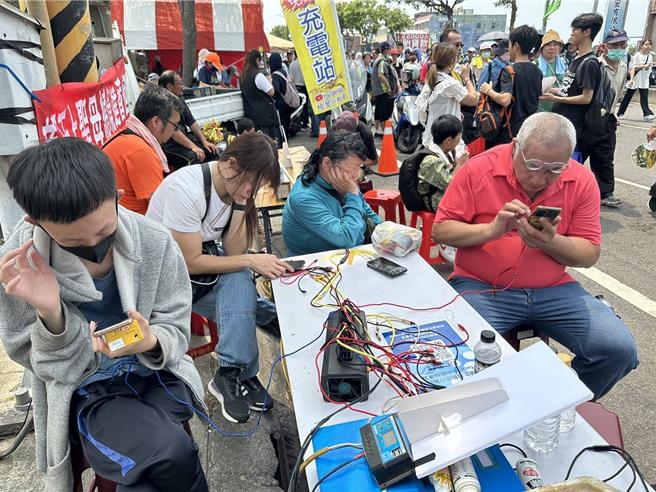 信徒們在充電站暫時休息，除感謝凃姓夫妻的「結緣電」，也分享隨香故事。（讀者提供／張妍溱台中傳真）