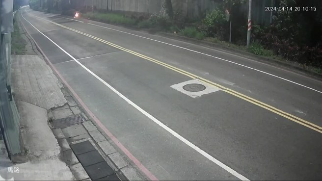 今14日晚間20時許，新北市新莊環漢路三段發生一起自摔車禍。（翻攝畫面）