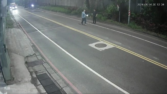 鋼鐵爸阮橋本跟友人發現，立即出來協助警示。（翻攝畫面）