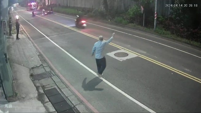 結果在後方警示的警用機車，又被後方機車推撞，於是鋼鐵爸繼續協助警示。（翻攝畫面）