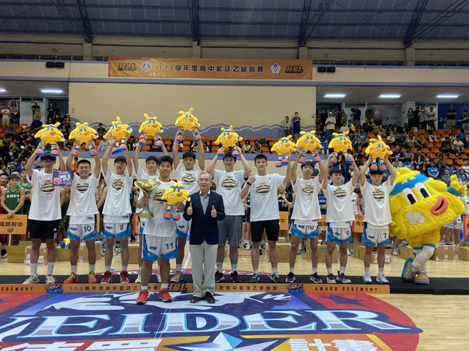 北市开南高中虽然输了决赛，但仍以对战分优势，夺下队史首座HBL男子组乙级冠军。（展逸国际企业提供）