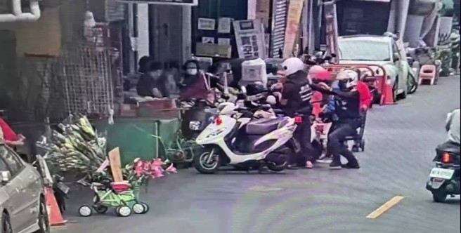 郑男突情绪激动与警方拉扯，过程中更作势将该包白色结晶体吞入口中，意图湮灭证物。（翻摄画面）