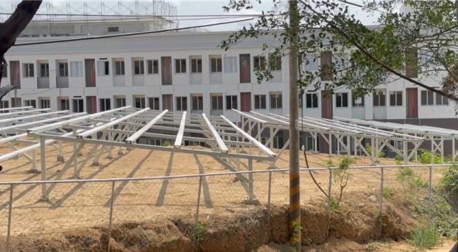 步兵203旅南部新训中心营区部分围篱仅约1人高。（民眾提供／宝智华台南传真）