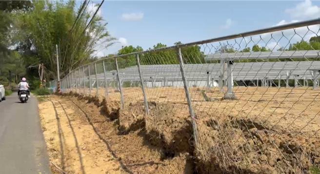 步兵203旅南部新训中心营区围篱紧邻联外道路。（民眾提供／宝智华台南传真）