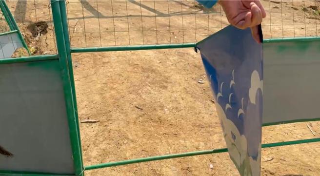 营区围篱的钢板有明显破洞。（民眾提供／宝智华台南传真）