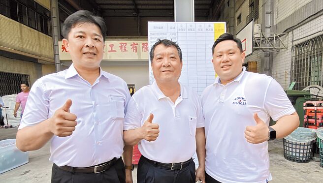 台中市议员第15选区13日举行补选，国民党候选人吴建德（右一）下午自行宣布当选，父吴显森（中）及兄吴呈贤（左一）与支持者到场祝贺。（陈淑芬摄）