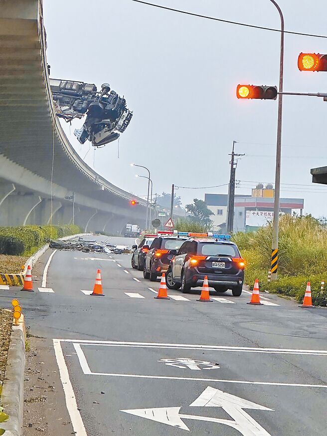 4月13日凌晨，桃園市新屋區台61線快速道路傳出死亡車禍，陳男駕駛聯結車行經台61線52公里處時，追撞李男駕駛聯結車後，陳男的聯結車失控撞破護欄，陳男直接噴飛車外重摔到10公尺下方的平面道路，送醫後死亡。（中新社）