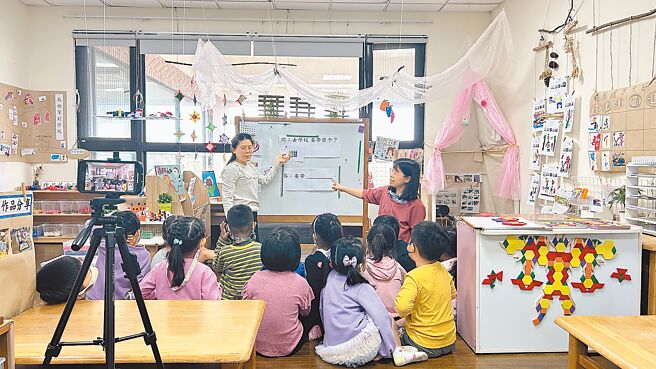 桃園市客家局鼓勵民眾參與客語家庭徵集與培力課程，透過親子活動與主題課程，從校園到家庭，打造沉浸式客語學習環境，圖為客語教學示意圖。（桃園市客家局提供／蔡明亘桃園傳真）