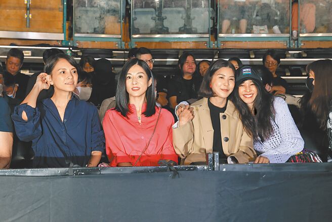 李心潔（左起）、楊采妮、許茹芸及徐若瑄坐台下欣賞。（杜宜諳攝）