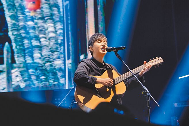 李剑青在李宗盛深圳演唱会担任嘉宾。（相信音乐提供）