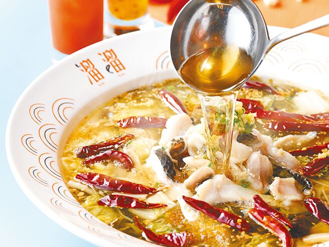 中坜SOGO「溜溜酸菜鱼专卖店」的招牌菜酸菜鱼。（中坜SOGO提供）