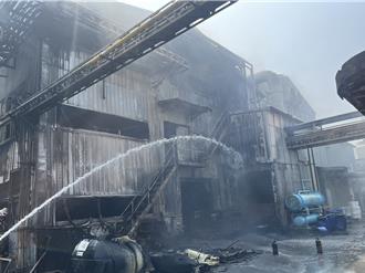 中壢鐵皮工廠大火濃煙竄天   現場存放強鹼42名員工急疏散