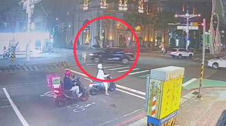 桃園婦遭皮卡「前後輪碾壓」爆頭亡！20秒奪命片曝光