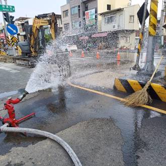 施工不慎挖断高雄桥头瓦斯管   消防局喷水防护