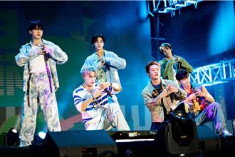 Ozone帥氣上演「濕背秀」 公開狂扭屁股曝光新作品