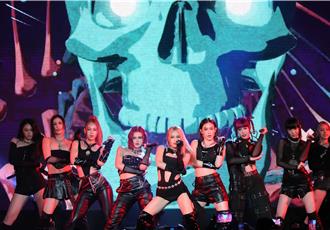 人氣女團9人合體 「HUR緋紅魅影」開唱歌迷噴淚應援