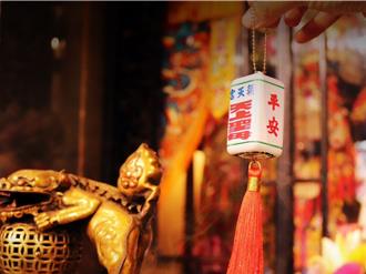 北港朝天宮「轎窗燈」化身悠遊卡 感應發光保留特色文化