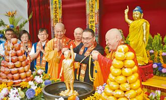 慶祝佛陀聖誕 侯友宜浴佛祈福