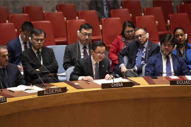 联合国安理会14日就伊朗袭击以色列举行紧急会议，中国大陆常驻联合国代表团临时代办戴兵（前中）在会上发言。（新华社）