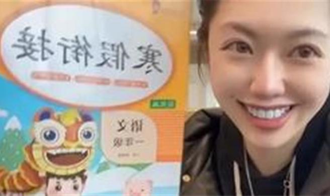 自称在巴黎捡到寒假作业，大陆网红「Thurman猫一杯」被警方戳破谎言。（翻摄画面）