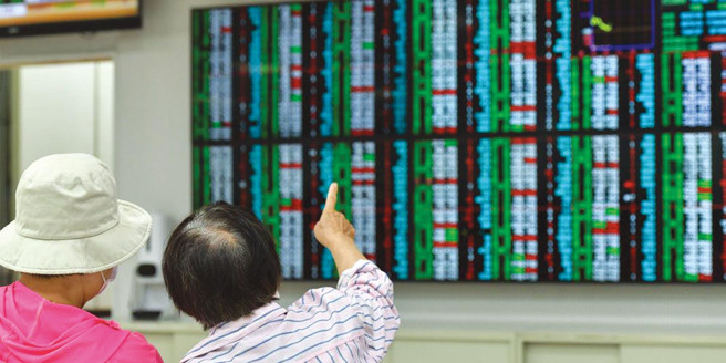 地缘政治风险升高，加上美国通膨难降，股市走势剧烈震盪。（图／报系资料照）