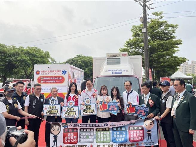 桃園市長張善政帶領主辦單位市府衛生局14日出席國際獅子會300B3區創區暨「油電捐血車」、「遠距巡迴醫療車」及「機動前進醫療救護站子母車」捐贈活動。（八德分局提供）