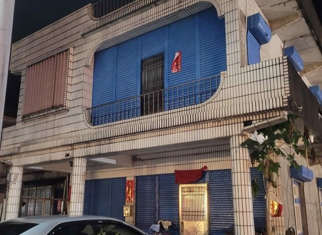 一名男子近日發現2層樓高民宅的窗戶、落地窗、大門都裝上藍色鐵捲門。（圖／翻攝自爆廢1公社）