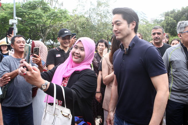 台北市長蔣萬安14日到大安森林公園出席台北「尋味台北、齊賀開齋」活動，體驗穆斯林的美食，並讓情得與民眾互動。為打造友善穆斯林的旅遊城市，蔣萬安說，台北市已累積輔導超過70個旅宿及景點，取得穆斯林友善認證，除於齋戒月後舉辦台北開齋節歡慶活動，也致力提升穆斯林友善旅遊環境。（鄧博仁攝）