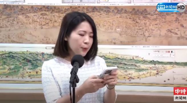 徐巧芯再爆民进党新竹市党部主委、新竹市议员陈建名醉后画面。（取自中时新闻网直播）