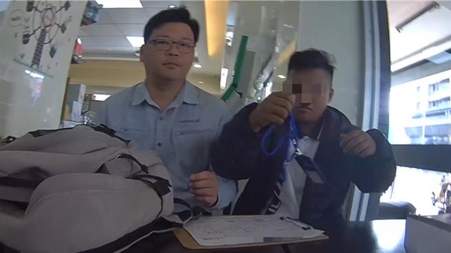 高雄一名退休妇人于社群软体群组投资怀疑遭诈骗，于交付369万现金前去派出所报案，成功逮获诈团车手、取款手、监控手等诈团成员。（警方提供／任义宇高雄传真）