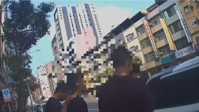 除交付现场取款车手外，警方成功逮到在周边徘迴的取款手、监控手，将持续追查诈团幕后主使者。（警方提供／任义宇高雄传真）