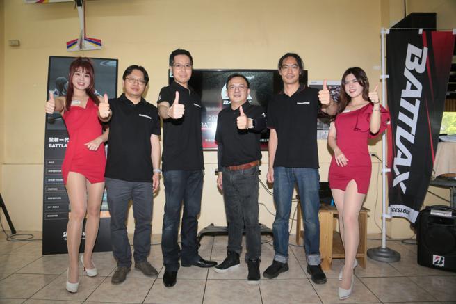 崇記貿易經理加川繁松（左三）、台隆集團商業顧問林進賢（右三）與經銷商忠信實業與橋山貿易代表合影。（崇記貿易提供）