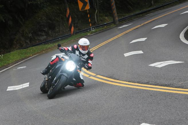 BRIDGESTONE BATTLAX Hyper Sports S23乾地抓地力極佳，大傾角入彎展現絕佳性能。（崇記貿易提供）