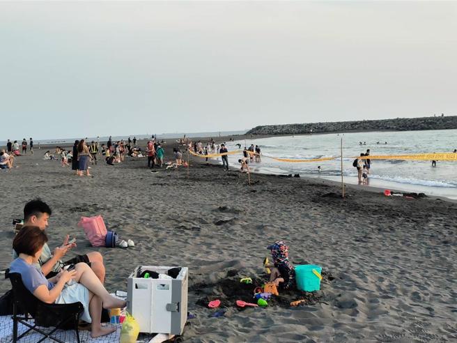 旗津沙灘近期又爆不明油汙染，現場封鎖線攔不住遊客。（高市議員陳麗娜提供）