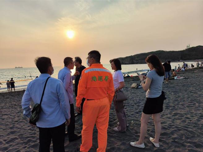 旗津沙灘近期又爆不明油汙染，現場封鎖線攔不住遊客。（高市議員陳麗娜提供）