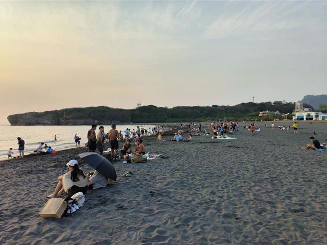 旗津沙灘近期又爆不明油汙染，但仍有遊客下水。（高市議員陳麗娜提供）