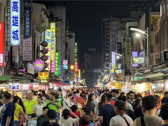 高市府上周末搭配GOLDEN WAVE in TAIWAN于指定捷运站办理兑换「2024商圈夜市优惠券」，吸引到访歌迷留宿高雄，留宿高雄比例超过70％，本市市场夜市也收到许多歌迷的优惠券，图为六合夜市人潮。（资料照/柯宗纬翻摄）