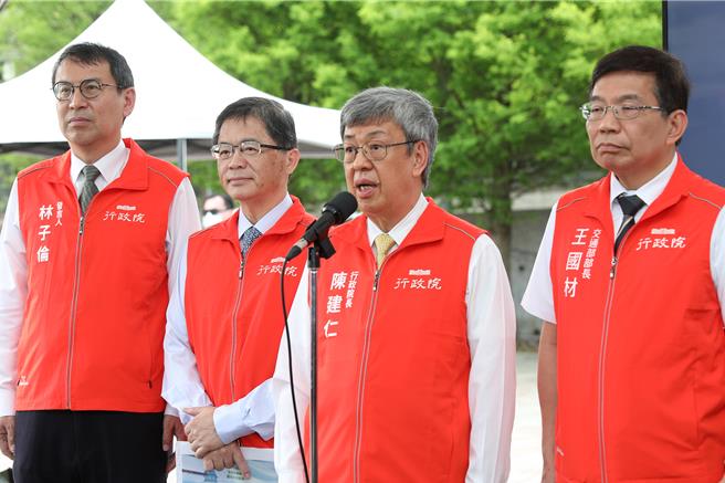 行政院副院長鄭文燦被指控介入台酒建國啤酒 廠案，行政院長陳建仁（右二）15日表示，此案在規畫過程當中，台北市政府有改變原先規畫，台酒和台北市政府並未完成法定的程序。（羅浚濱攝）