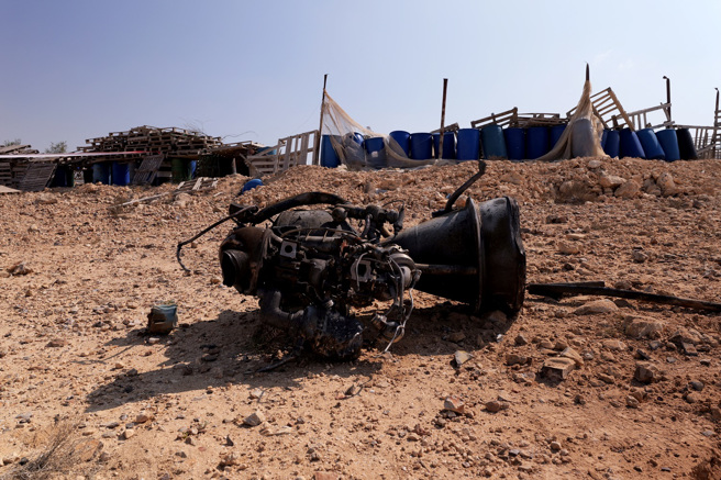 圖為一枚火箭推進器殘骸落在以色列南部沙漠城鎮阿拉德（Arad），以方稱釀成一名7歲女童重傷。（圖／路透社）