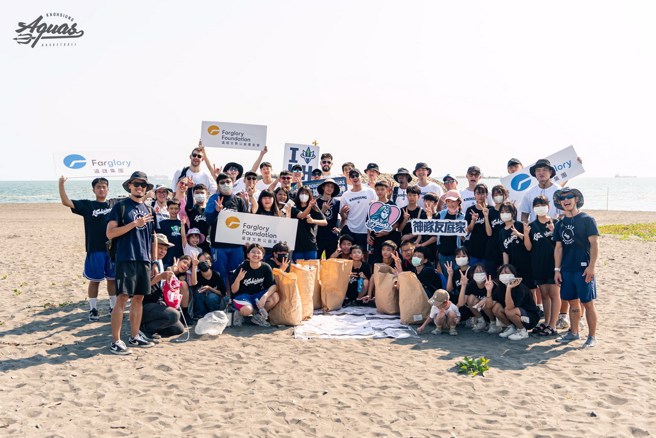 海神全队跟旗津国中学生一同净滩。(海神提供)