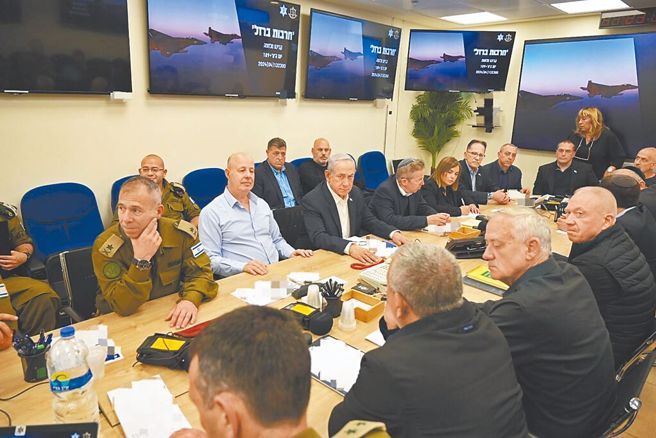 伊朗突袭以色列，中东爆新危机。图为以色列总理尼坦雅胡在位于特拉维夫的以色列国防部召开战时内阁会议。（新华社）