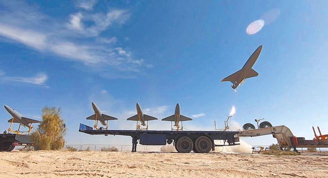 图为伊朗无人机昔日参与军事演习。（路透）