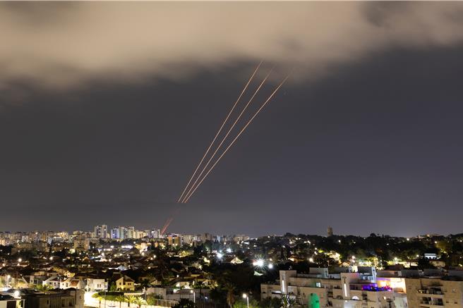 伊朗13日晚间11时左右发射逾300架无人机和飞弹，作为报復以色列袭击其驻叙利亚大马士革大使馆。（路透社）