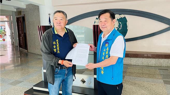 台東市建農里長林金寶（左）不滿環保局毀約，欲將焚化爐歲修期間收取的垃圾暫置建農里垃圾掩埋場，今赴台東縣議會陳情，由議會祕書長吳慶榮（右）接受陳情書。（蕭嘉蕙攝）