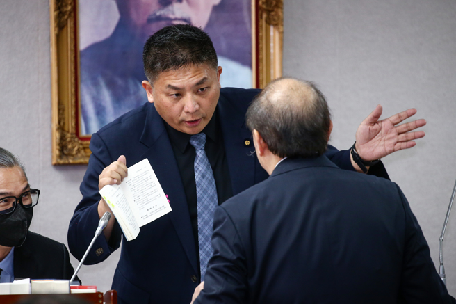 立法院15日上演国会改革法案朝野对抗，并在司法及法制委员会继续审查，民进党团总召柯建铭（背对者）批评，蓝白在野阵营没有等民进党团版本併案审查，就急着将法案送出，做法粗糙，并上前与委员会主席吴宗宪（后）讨论，吴宗宪则请柯总召详读立法院议事规则。（邓博仁摄）