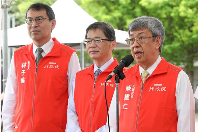 蓝委提出财划法修法，行政院长陈建仁（右）15日受访时回应指一起协商找到最好方案。（罗浚滨摄）