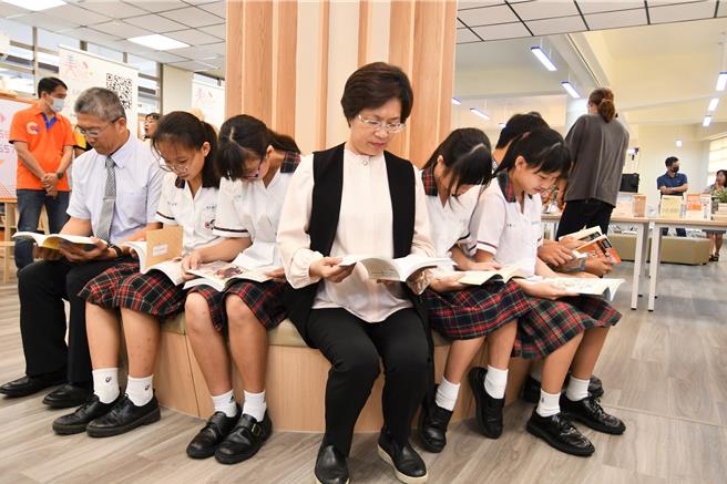 彰泰国中获彰化县政府补助书福悦读空间改善经费200万元，在图画馆打造舒适悦读空间，县长王惠美（中）与彰泰国中一起体验阅读的乐趣。（叶静美摄）