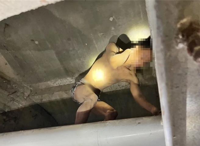 越南籍阮姓男子2023年8月持刀砍殺同鄉阮姓女友致死，犯後逃至鳳山溪畔橋下被逮，雄檢依殺人罪嫌起訴。該案原本預計依國民法官法進行審理，但阮男律師認為，雙方家屬都在越南，出庭也仰賴雙向翻譯，要解釋專業法律術語相當費時，聲請此案不行國民參與審判。高雄地院考量阮男已認罪，語言隔閡恐將影響裁判，裁定改行通常審判程序。（本報資料照片）